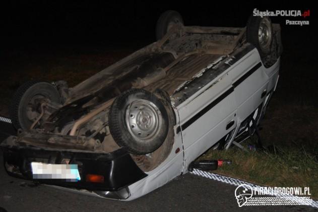 Dachowanie tico pod Pszczyną. Jedna z pasażerek wypadła z samochodu i zginęła.