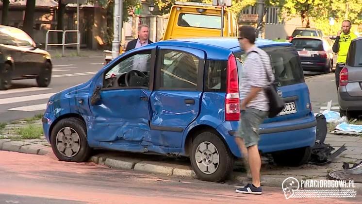 Dachowanie w centrum Katowic. Kobieta zignorowała czerwone światło!