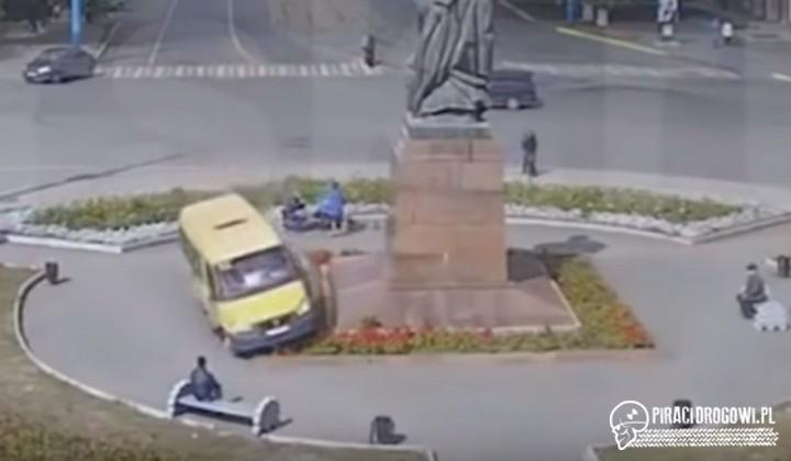 Na wprost przez rondo. Bus na centymetry minął ludzi siedzących na ławce!