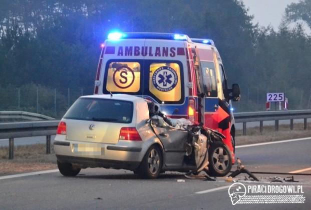 Groźny wypadek na A4. Kierowca cudem przeżył w zmiażdżonym volkswagenie!