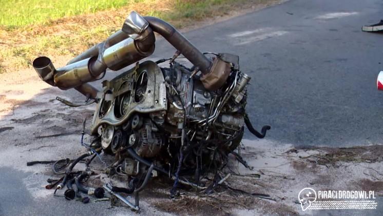 Porsche uderzyło w drzewo i rozpadło się na kawałki. Nie żyją kierowca i pasażer