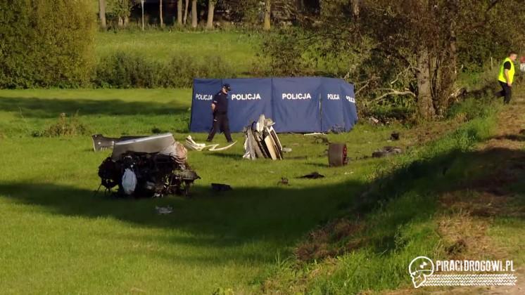 Porsche uderzyło w drzewo i rozpadło się na kawałki. Nie żyją kierowca i pasażer