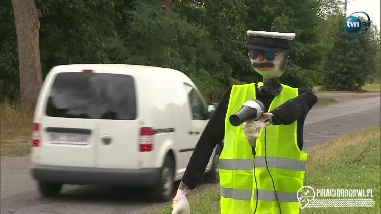 Kukła policjanta z suszarką. Kierowcy zwalniali, ale kukła zniknęła.