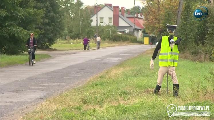 Kukła policjanta z suszarką. Kierowcy zwalniali, ale kukła zniknęła.