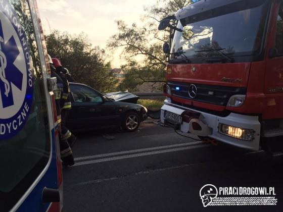 Czołowe zderzenie busa i osobówki w Opolu. Dwie osoby ranne.