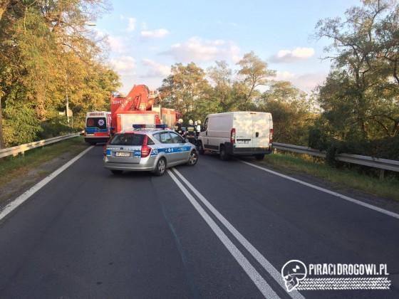 Czołowe zderzenie busa i osobówki w Opolu. Dwie osoby ranne.