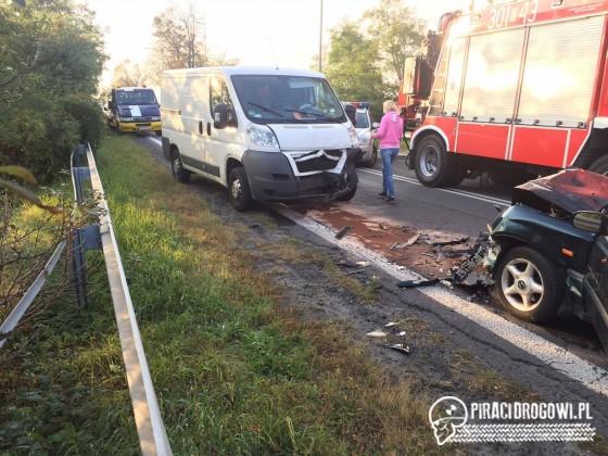 Czołowe zderzenie busa i osobówki w Opolu. Dwie osoby ranne.