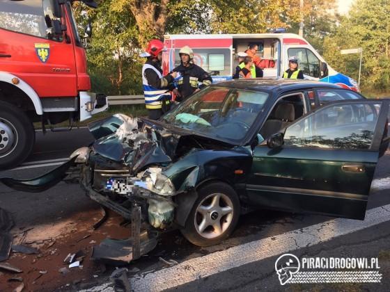 Czołowe zderzenie busa i osobówki w Opolu. Dwie osoby ranne.