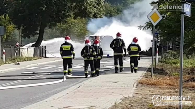 Groźny wypadek na Dolnym Śląsku. Przewrócona cysterna stanęła w płomieniach!
