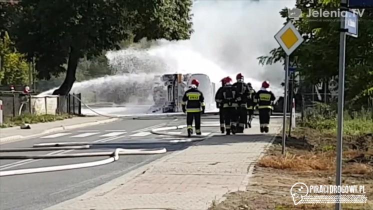 Groźny wypadek na Dolnym Śląsku. Przewrócona cysterna stanęła w płomieniach!