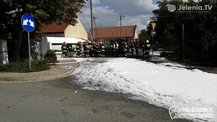 Groźny wypadek na Dolnym Śląsku. Przewrócona cysterna stanęła w płomieniach!