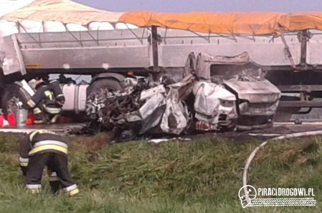 Kierowca spłonął w samochodzie, po czołowym zderzeniu z ciężarówką!