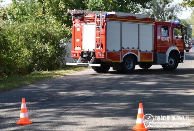 Ciężarówka staranowała dwa zaparkowane samochody i zakończyła jazdę w rowie.