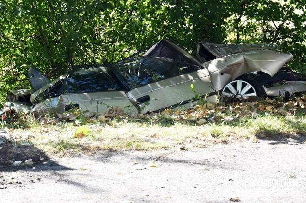 Ciężarówka staranowała dwa zaparkowane samochody i zakończyła jazdę w rowie.