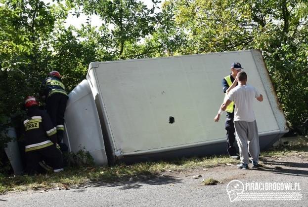 Ciężarówka staranowała dwa zaparkowane samochody i zakończyła jazdę w rowie.