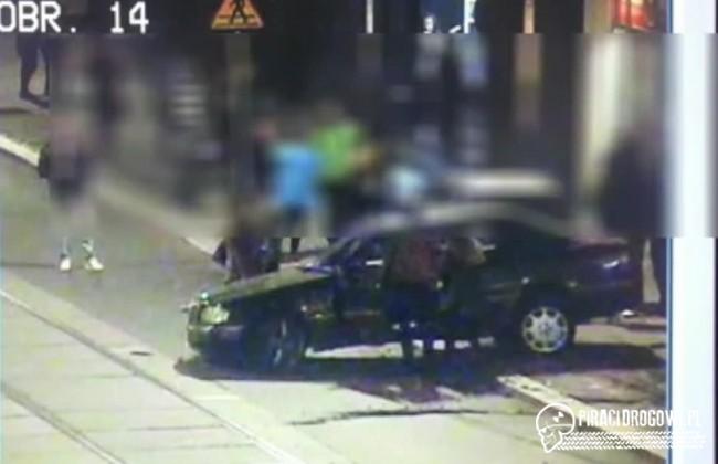 Pijany 20-latek stracił panowanie nad kierownicą. Zaliczył kosze, znaki i auto.