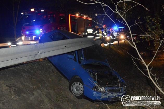 Chciał uniknąć zderzenia ze zwierzyną leśną. Skończył na barierkach.