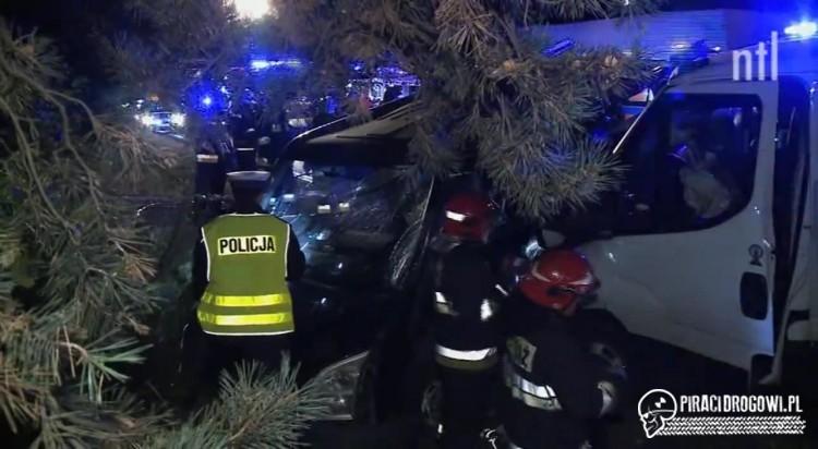 Zderzenie busa i ciężarówki pod Częstochową. 8 osób rannych.