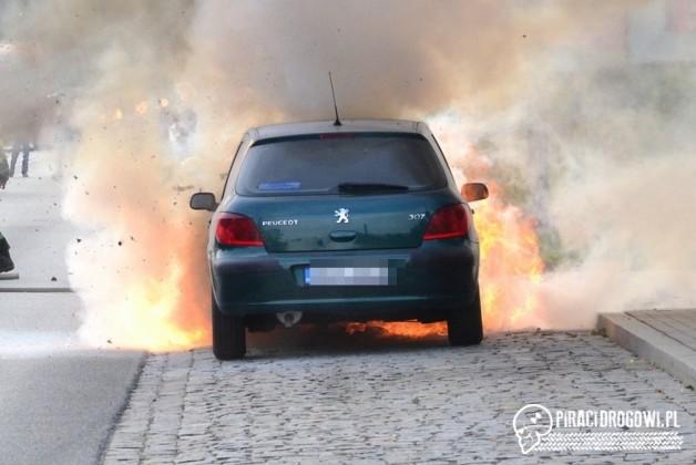 Peugeot zapalił się podczas jazdy. Obyło się bez poszkodowanych.