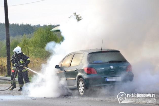 Peugeot zapalił się podczas jazdy. Obyło się bez poszkodowanych.