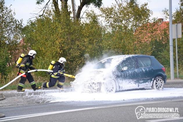 Peugeot zapalił się podczas jazdy. Obyło się bez poszkodowanych.