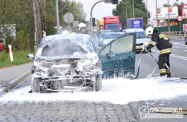 Peugeot zapalił się podczas jazdy. Obyło się bez poszkodowanych.