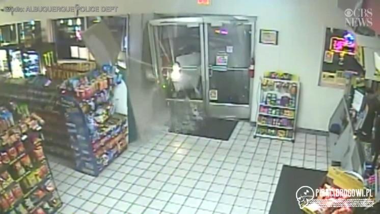 Staranowali samochodem witrynę sklepu, żeby ukraść bankomat!