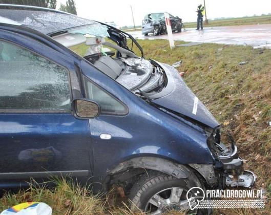 43-letni kierowca zmarł po czołowym wypadku dwóch samochodów osobowych!