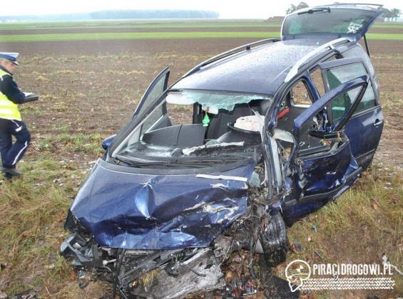 43-letni kierowca zmarł po czołowym wypadku dwóch samochodów osobowych!