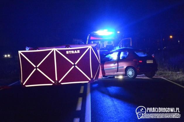Peugeot wbił się w maszynę rolniczą. Kierowca osobówki nie przeżył.