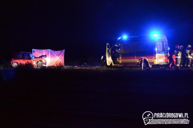 Peugeot wbił się w maszynę rolniczą. Kierowca osobówki nie przeżył.