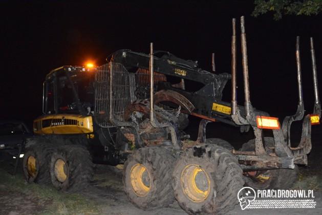 Peugeot wbił się w maszynę rolniczą. Kierowca osobówki nie przeżył.