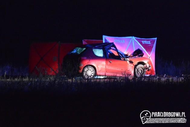 Peugeot wbił się w maszynę rolniczą. Kierowca osobówki nie przeżył.