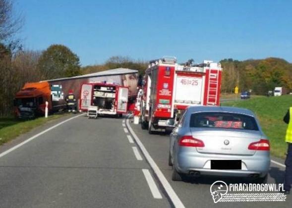 Terenowy nissan zmiażdżony po czołowym zderzeniu z TIR-em. 