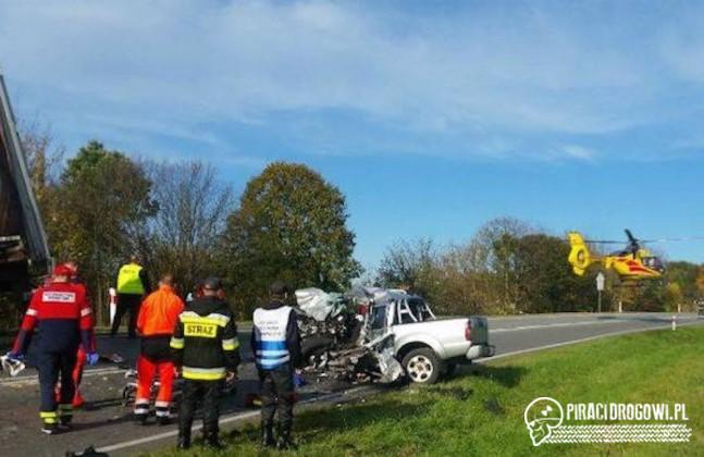 Terenowy nissan zmiażdżony po czołowym zderzeniu z TIR-em. 