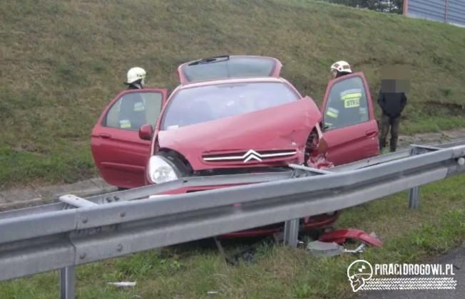 Wypadek na autostradzie A4. Jeden z samochodów wypadł za barierki.