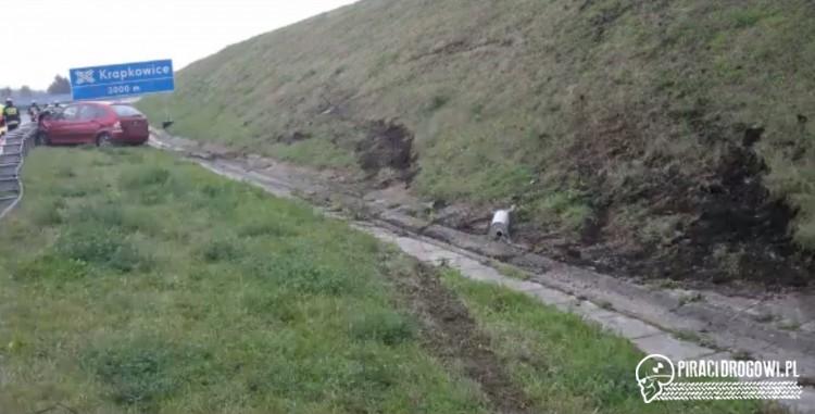 Wypadek na autostradzie A4. Jeden z samochodów wypadł za barierki.