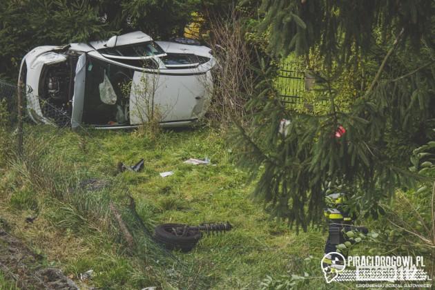 Osobowy citroen spadł ze skarpy i wylądował w ogrodzie!