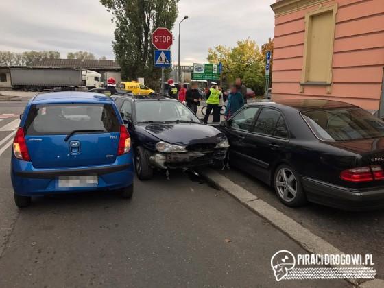 Kierowca staranował fordem trzy samochody i uciekł!