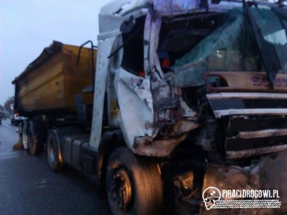 Cysterna stanęła w ogniu po zderzeniu z ciężarówką!