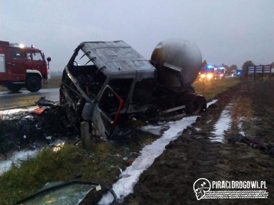 Cysterna stanęła w ogniu po zderzeniu z ciężarówką!