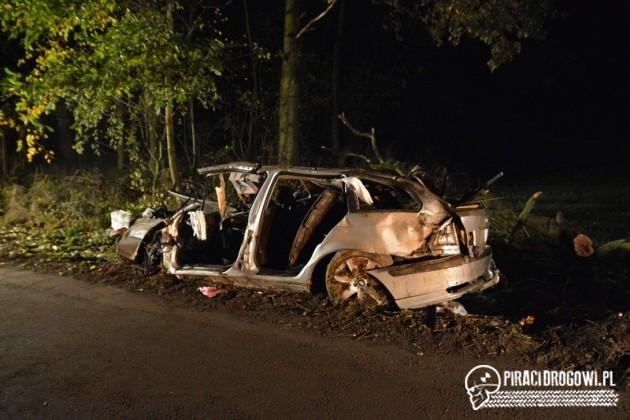 BMW roztrzaskane na drzewie. Pijany kierowca został zakleszczony w samochodzie!