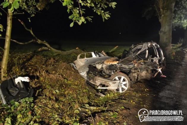 BMW roztrzaskane na drzewie. Pijany kierowca został zakleszczony w samochodzie!