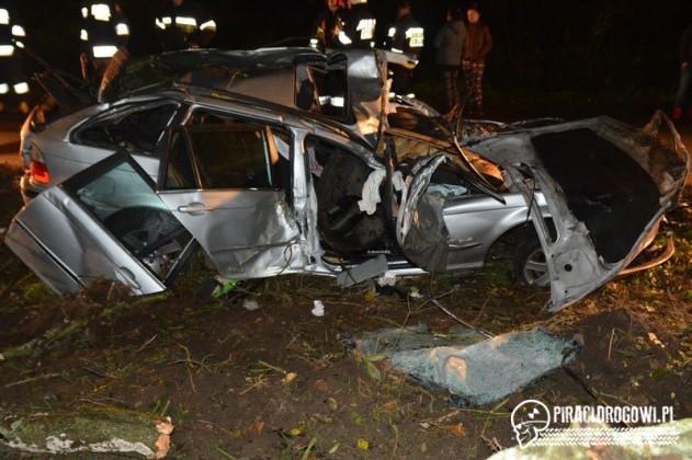 BMW roztrzaskane na drzewie. Pijany kierowca został zakleszczony w samochodzie!