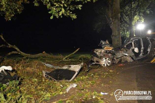 BMW roztrzaskane na drzewie. Pijany kierowca został zakleszczony w samochodzie!