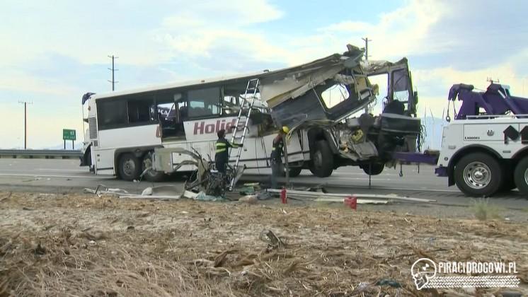 13 osób zginęło w wypadku autobusu, w drodze z kasyna w Los Angeles.