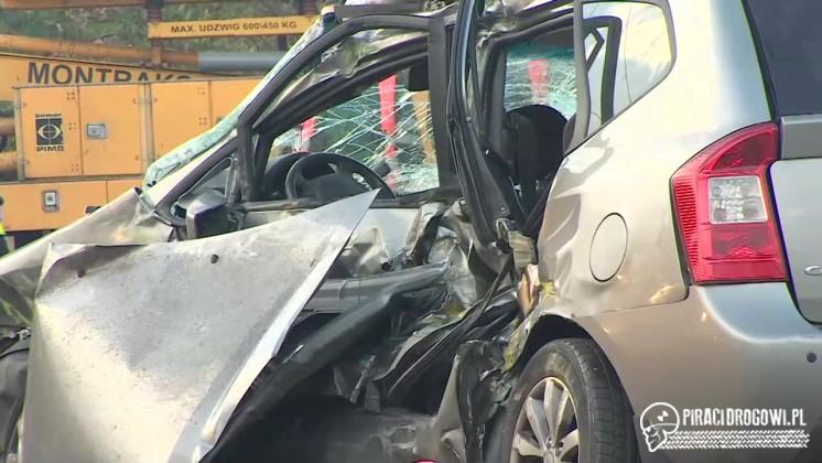 Samochód zaczął się kręcić po zderzeniu z tramwajem i uderzył w kolejne auto!