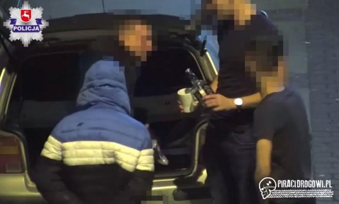 Pił Jacka Danielsa przy samochodzie, pod kamerą. Potem wsiadł za kierownicę!