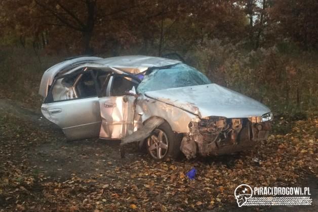 Rozpędzona mazda skosiła przydrożną latarnię!