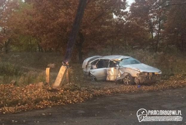 Rozpędzona mazda skosiła przydrożną latarnię!
